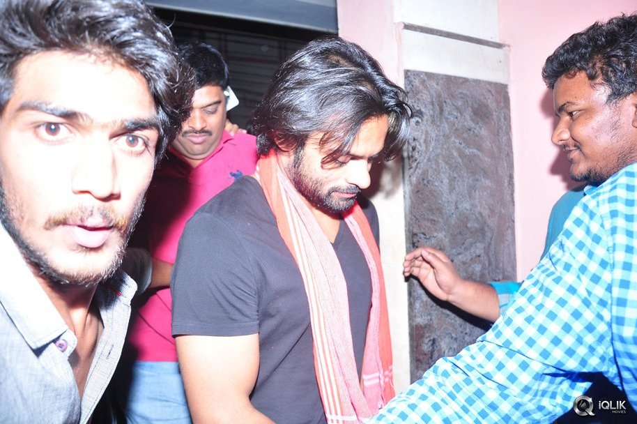 Sardaar-Gabbar-Singh-Movie-Hungama-at-Arjun-Theater